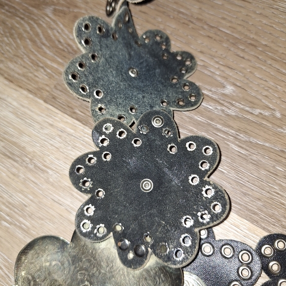Vintage Western Black Leather Flower Shaped Silver Concho Belt Size Medium - Picture 6 of 12